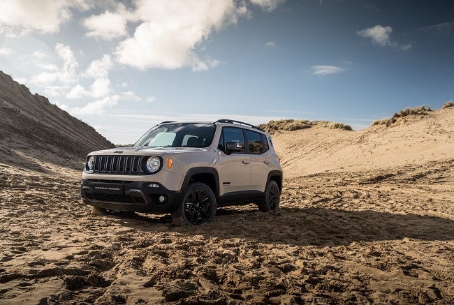 Jeep Renegade Desert Hawk Sandboard Stunt